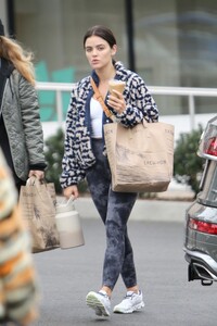 lucy-hale-street-style-12-29-2022-3.jpg