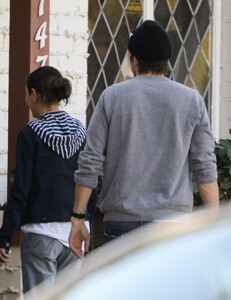 mila-kunis-and-ashton-kutcher-out-in-los-angeles-01-27-2023-2.jpg