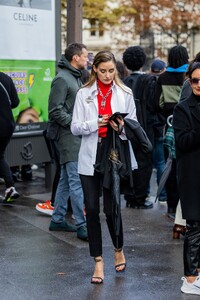 olivia-palermo-out-in-paris-10-02-2022-2.jpg