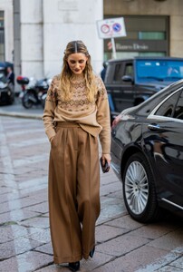 olivia-palermo-wearing-brown-pants-and-sweater-outside-max-mara-show-in-milan-09-22-2022-3.jpg
