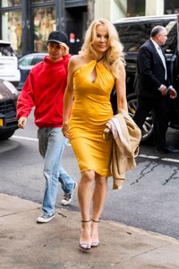 pamela-anderson-and-brandon-thomas-lee-out-in-new-york-04-09-2022-1.jpg