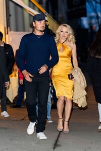 pamela-anderson-and-brandon-thomas-lee-out-in-new-york-04-09-2022-4.jpg