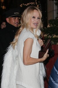 pamela-anderson-arrives-at-jacquemus-show-in-paris-12-111-2022-4.jpg