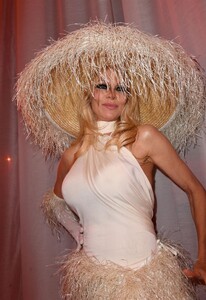 pamela-anderson-at-le-raphia-jacquemus-show-in-le-bourget-12-12-2022-4.jpg
