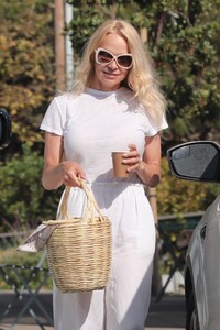 pamela-anderson-out-for-coffee-after-shopping-in-malibu-08-22-2022-2.thumb.jpg.e7cc3d855183f112fe2cdd7efd14271d.jpg