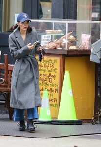 rachel-zegler-in-a-long-gray-coat-in-manhattan-s-downtown-area-01-05-2023-4.jpg