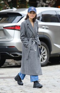 rachel-zegler-in-a-long-gray-coat-in-manhattan-s-downtown-area-01-05-2023-6.jpg