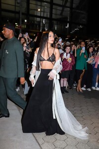 vanessa-hudgens-enters-the-2022-cfda-fashion-awards-in-nyc-11-07-2022-1.jpg