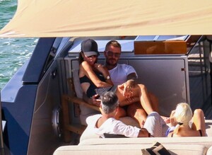 victoria-and-david-beckham-at-a-boat-in-south-beach-08-27-2022-6.thumb.jpg.a8b15037de40203eda5e542ebf924b2a.jpg