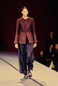 039-yohji-yamamoto-fall-1995-ready-to-wear-CN00193087-debbie-deitering.jpg