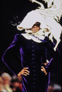 044-philip-treacy-fall-1997-ready-to-wear-CN00193282.jpg