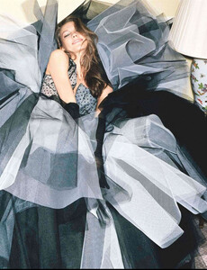 1501380060_VogueUK2012-05-155.thumb.jpg.6c37b6972a3261d1236b9cbf3c44b73c.jpg