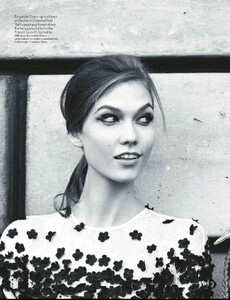 157483748_VogueUK2012-05-162.thumb.jpg.ae5605d9bb2f5cf19b4c268eaf66706f.jpg