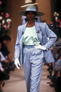 1591566716_YvesSaintLaurent1990HauteCouture84.thumb.jpg.80a80b50411b0ed0cfca78e7f5c24278.jpg