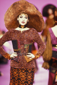 1679183650_ChristianLacroix1993WomenRTW142.thumb.jpg.45de66773041dd69e44e0eeca45e74cc.jpg