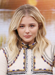 20160505_chloe_moretz_live_on_despierta_america_282229.jpg
