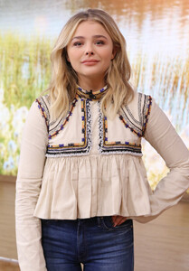 20160505_chloe_moretz_live_on_despierta_america_282829.jpg