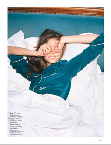 2089121753_VogueUK2012-05-159.thumb.jpg.a87d1de4ca893075077d0b97b9286c21.jpg
