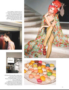 700496245_VogueUK2012-05-165.thumb.jpg.53491f467e5797af0f8e109f5126a194.jpg
