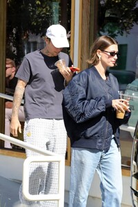 Hailey-Bieber---Leaving-République-after-lunch-in-West-Hollywood-02.jpg