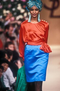 826418377_YvesSaintLaurent1990HauteCouture5.thumb.jpg.89fc8f7c98bb6ffdef738be980b78a61.jpg