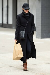 Elizabeth-Olsen---Stopping-by-her-local-grocery-store-in-New-York-06 (1).jpg