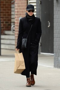 Elizabeth-Olsen---Stopping-by-her-local-grocery-store-in-New-York-02.jpg