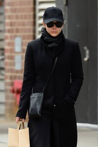 Elizabeth-Olsen---Stopping-by-her-local-grocery-store-in-New-York-03.jpg