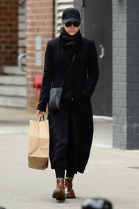 Elizabeth-Olsen---Stopping-by-her-local-grocery-store-in-New-York-05.jpg