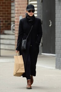 Elizabeth-Olsen---Stopping-by-her-local-grocery-store-in-New-York-08.jpg
