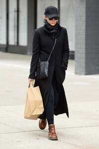 Elizabeth-Olsen---Stopping-by-her-local-grocery-store-in-New-York-10.jpg