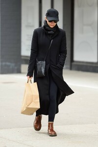Elizabeth-Olsen---Stopping-by-her-local-grocery-store-in-New-York-11.jpg