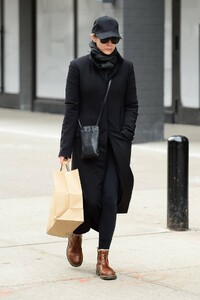 Elizabeth-Olsen---Stopping-by-her-local-grocery-store-in-New-York-12.jpg