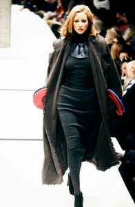 Fendi-FW-92-20.thumb.jpg.d513dd89d5c8df390fdf11e8ce28982e.jpg