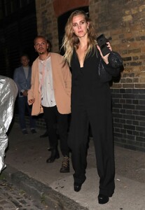 ashlee-simpson-and-evan-ross-leaves-chiltern-firehouse-in-london-06-29-2022-5.thumb.jpg.436abe725dae1d3251a5a8d37f7e0e31.jpg