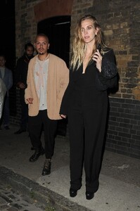 ashlee-simpson-and-evan-ross-leaves-chiltern-firehouse-in-london-06-29-2022-6.thumb.jpg.0c255cd4c6e5fb760f7a7a93f69a01b7.jpg