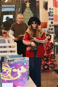 ashlee-simpson-and-evan-ross-out-shopping-in-studio-city-12-27-2022-2.jpg