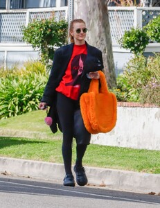 ashlee-simpson-leaves-yoga-class-in-los-angeles-02-03-2023-1.jpg