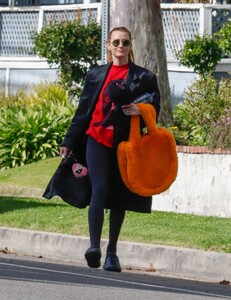 ashlee-simpson-leaves-yoga-class-in-los-angeles-02-03-2023-6.jpg