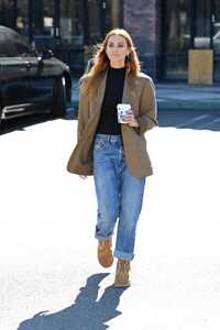ashlee-simpson-out-for-coffee-in-los-angeles-11-03-2022-2.jpg