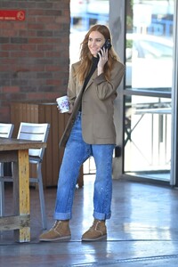 ashlee-simpson-out-for-coffee-in-los-angeles-11-03-2022-3.jpg