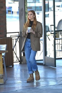ashlee-simpson-out-for-coffee-in-los-angeles-11-03-2022-5.jpg