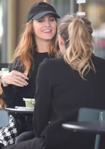 ashlee-simpson-out-for-lunch-with-a-friend-in-los-angeles-02-19-2023-3.jpg