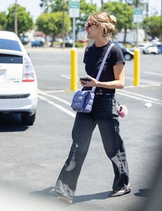 ashlee-simpson-out-shopping-at-dick-s-sporting-goods-in-los-angeles-07-26-2022-1.jpg