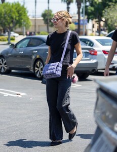ashlee-simpson-out-shopping-at-dick-s-sporting-goods-in-los-angeles-07-26-2022-4.jpg