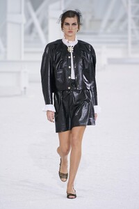 defile-chanel-printemps-ete-2021-paris-look-23.thumb.jpg.145c5ee7d2f0c25f765f9bb337b56487.jpg