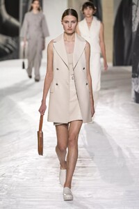 defile-hermes-printemps-ete-2021-paris-look-24.thumb.jpg.c9ce9b8356129959c7ca4cb571f84582.jpg