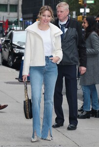 elizabeth-banks-arrives-at-late-show-with-stephen-colbert-in-new-york-10-27-2021-2.jpg