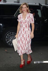 elizabeth-banks-leaves-cbs-studios-in-new-york-10-26-2022-3.jpg