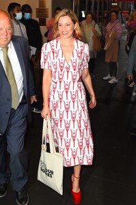 elizabeth-banks-leaves-cbs-studios-in-new-york-10-26-2022-7.jpg